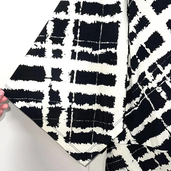 Chico’s Black & Cream Abstract Print Flutter Sleeve Blouse 0 Small Women’s - Picture 4 of 12